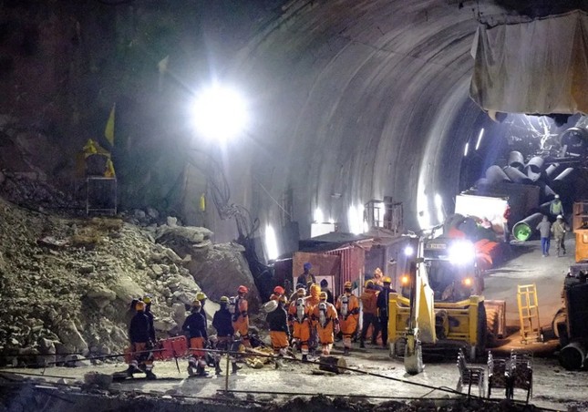 Hơn 1 tỷ người Ấn Độ nín thở chờ đợi khoảnh khắc cứu 41 công nhân mắc kẹt trong đường hầm sập gần 2 tuần