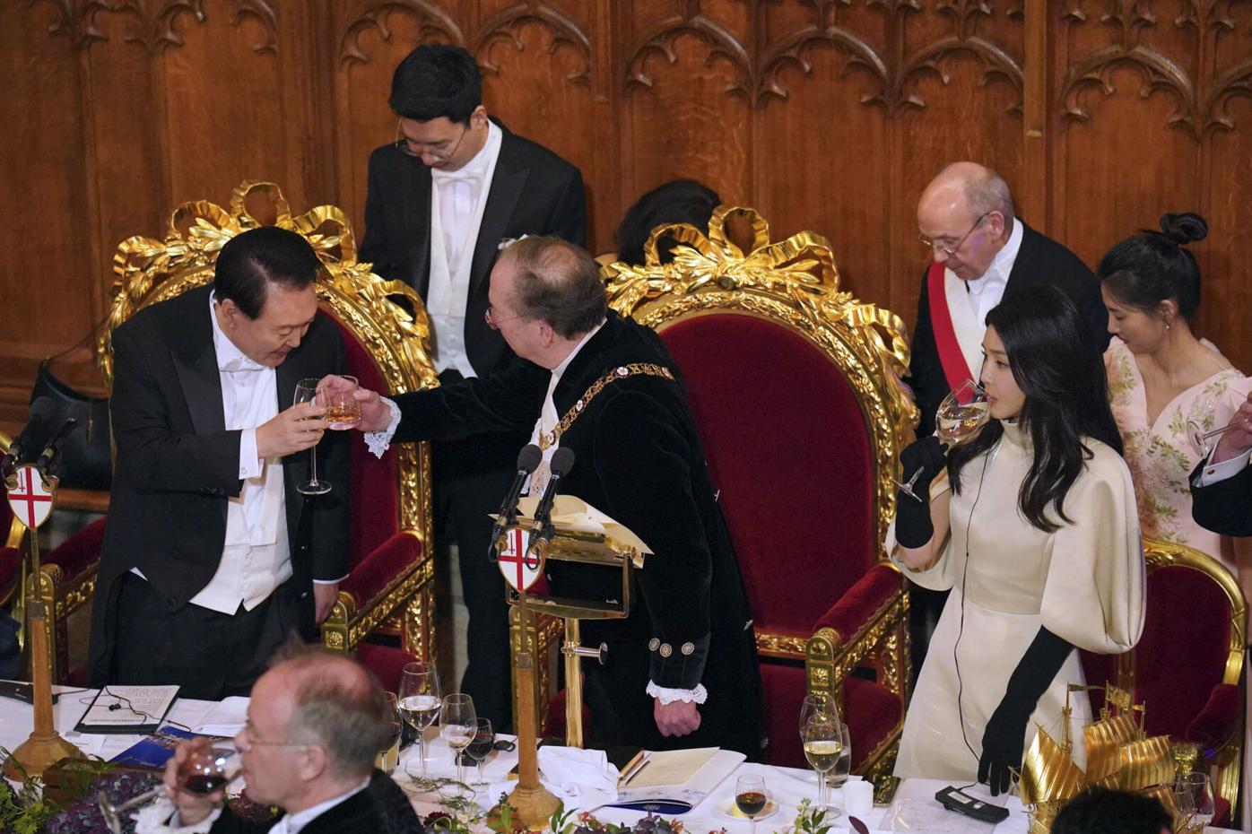 Đệ nhất Phu nhân Hàn Quốc diện trang phục lộng lẫy trong tiệc tối với Thị trưởng London, 'gây bão' với thần thái cuốn hút