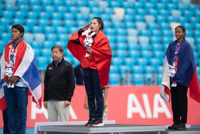 Nữ trung uý xinh đẹp từng hoãn cưới để giành HCV SEA Games tung bộ ảnh cưới ngọt ngào bên chồng quân nhân - Ảnh 6.