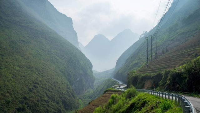 Du khách quốc tế ấn tượng đặc biệt với phong cảnh núi non hùng vĩ ở Hà Giang - Ảnh 3.