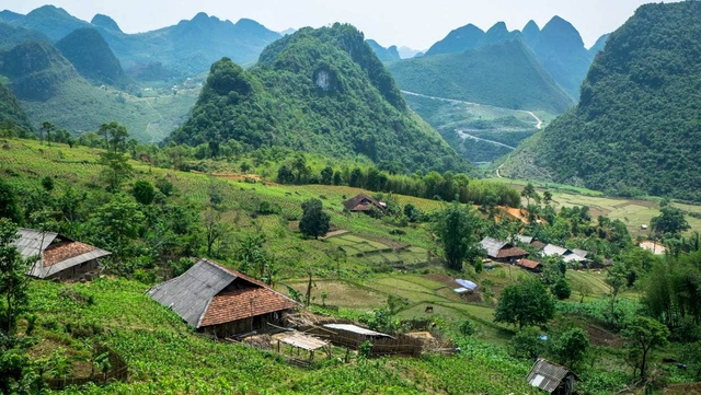 Du khách quốc tế ấn tượng đặc biệt với phong cảnh núi non hùng vĩ ở Hà Giang - Ảnh 2.