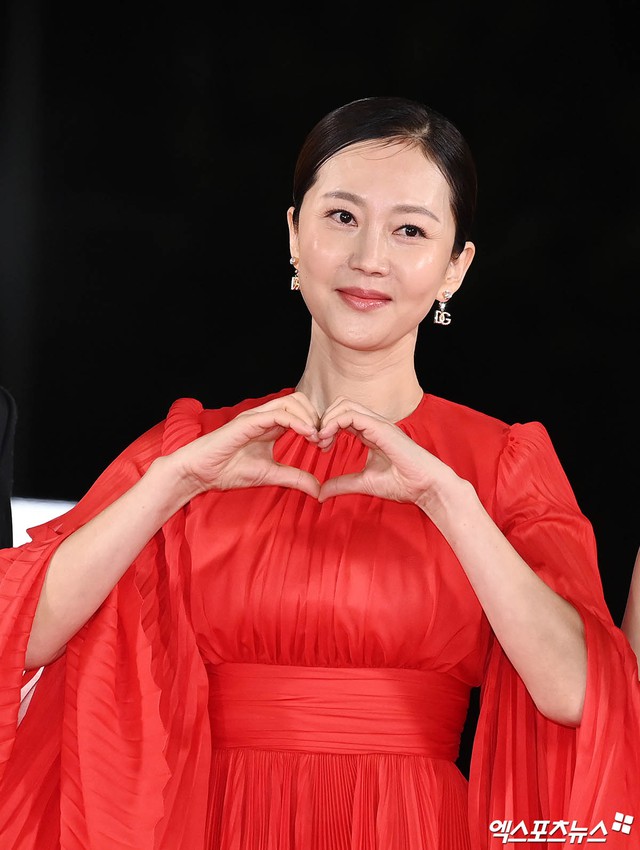 Siêu thảm đỏ Rồng Xanh: Krystal - Kim Hye Soo quá “cháy”, Park Bo Young tựa tiên tử tái ngộ Song Joong Ki - Ảnh 27.