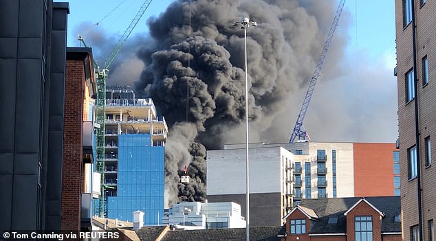 Hỏa hoạn kinh hoàng nhấn chìm tòa tháp 16 tầng, video ghi lại cảnh giải cứu nạn nhân mắc kẹt gây đau lòng