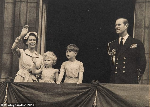 Bộ sưu tập thiệp Giáng sinh được rao bán, hé lộ những bức ảnh chưa từng thấy về cuộc sống riêng tư của cố Nữ vương Elizabeth với gia đình - Ảnh 4.
