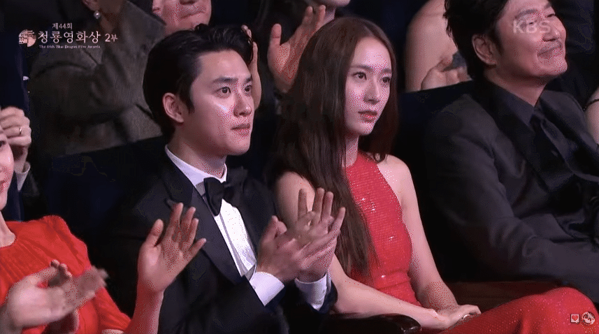 Song Joong Ki biểu cảm khó hiểu, D.O - Krystal xịt keo khi xem Chủ tịch JYP biểu diễn - Ảnh 3.