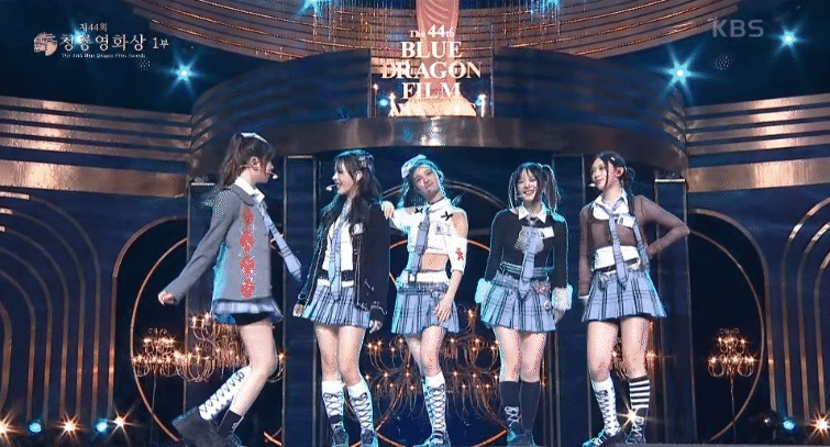 NewJeans trở lại Rồng Xanh 2023: Loạt diễn vi&ecirc;n h&agrave;o hứng, D.O. v&agrave; Krystal &aacute;nh mắt như &ldquo;phụ huynh đưa con đi văn nghệ - Ảnh 7.