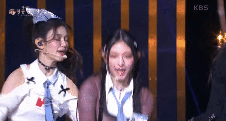 NewJeans trở lại Rồng Xanh 2023: Loạt diễn vi&ecirc;n h&agrave;o hứng, D.O. v&agrave; Krystal &aacute;nh mắt như &ldquo;phụ huynh đưa con đi văn nghệ - Ảnh 4.