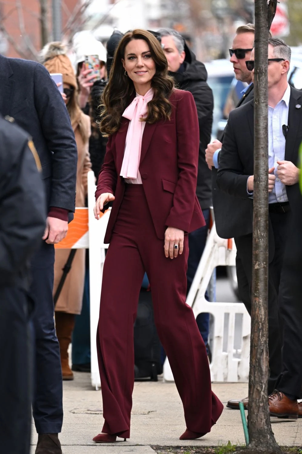 Vương phi Kate Middleton chính là sách mẫu diện trang phục màu sắc sang trọng, tinh tế - Ảnh 10.