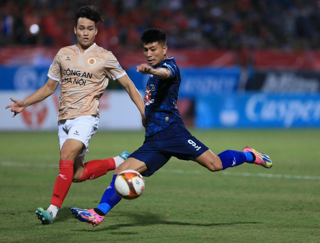 Tiền vệ ĐT Việt Nam ăn mừng kiểu bụng bầu ngầm b&aacute;o tin vui khi ghi b&agrave;n cho CLB HAGL - Ảnh 8.