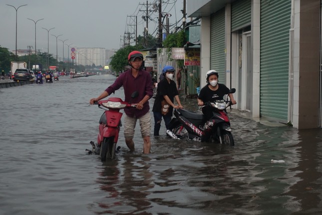 TPHCM đón mưa lớn kèm triều cường cao nhất năm, những khu vực cảnh báo ngập nặng - Ảnh 1.