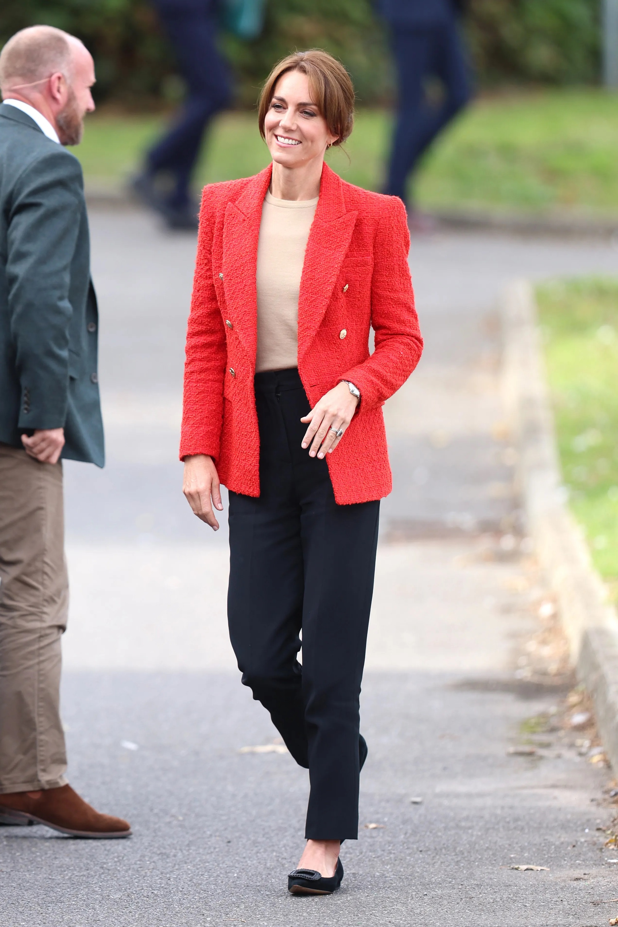 Vương phi Kate Middleton chính là sách mẫu diện trang phục màu sắc sang trọng, tinh tế - Ảnh 1.