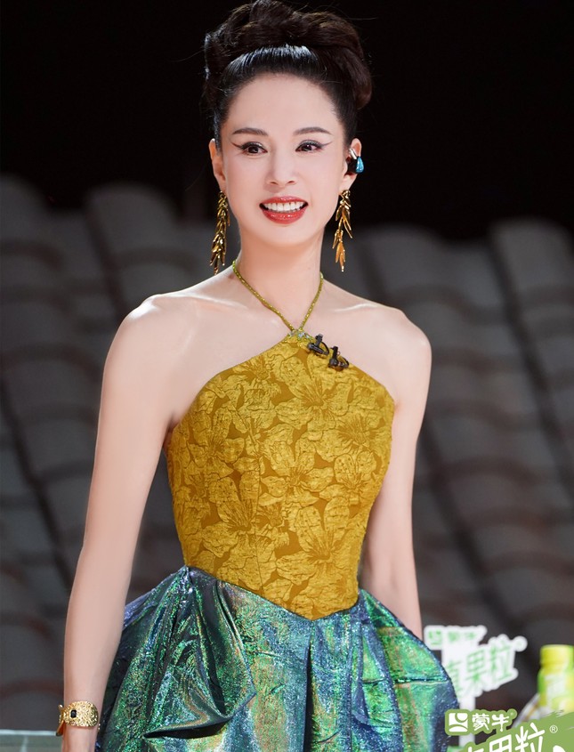 Gi&aacute; khủng để mời Tiểu Long Nữ L&yacute; Nhược Đồng xuất hiện - Ảnh 1.