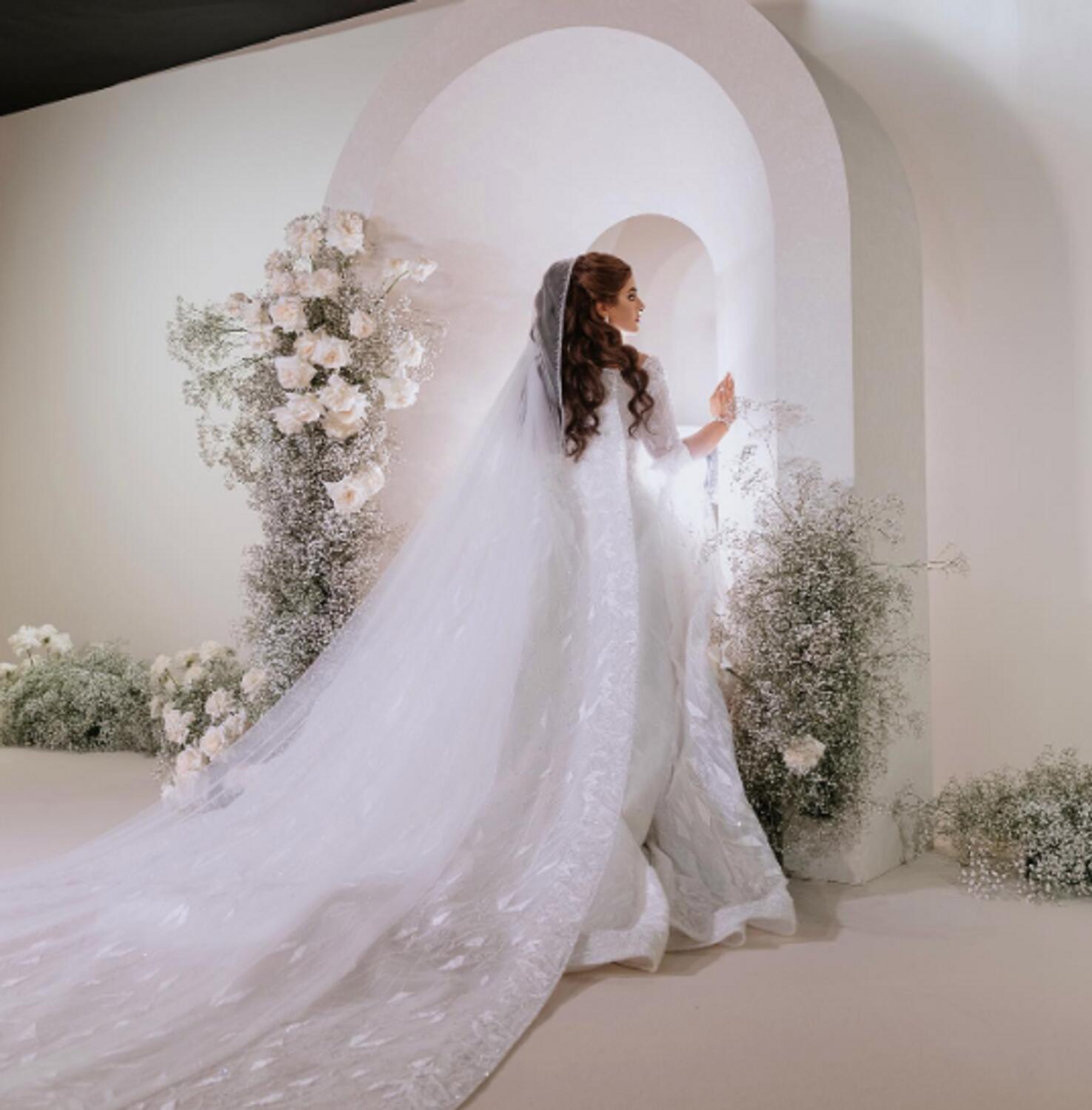 Á hậu Tú Anh lộng lẫy trong bộ váy cưới đính kim cương giá 3 tỷ đồng