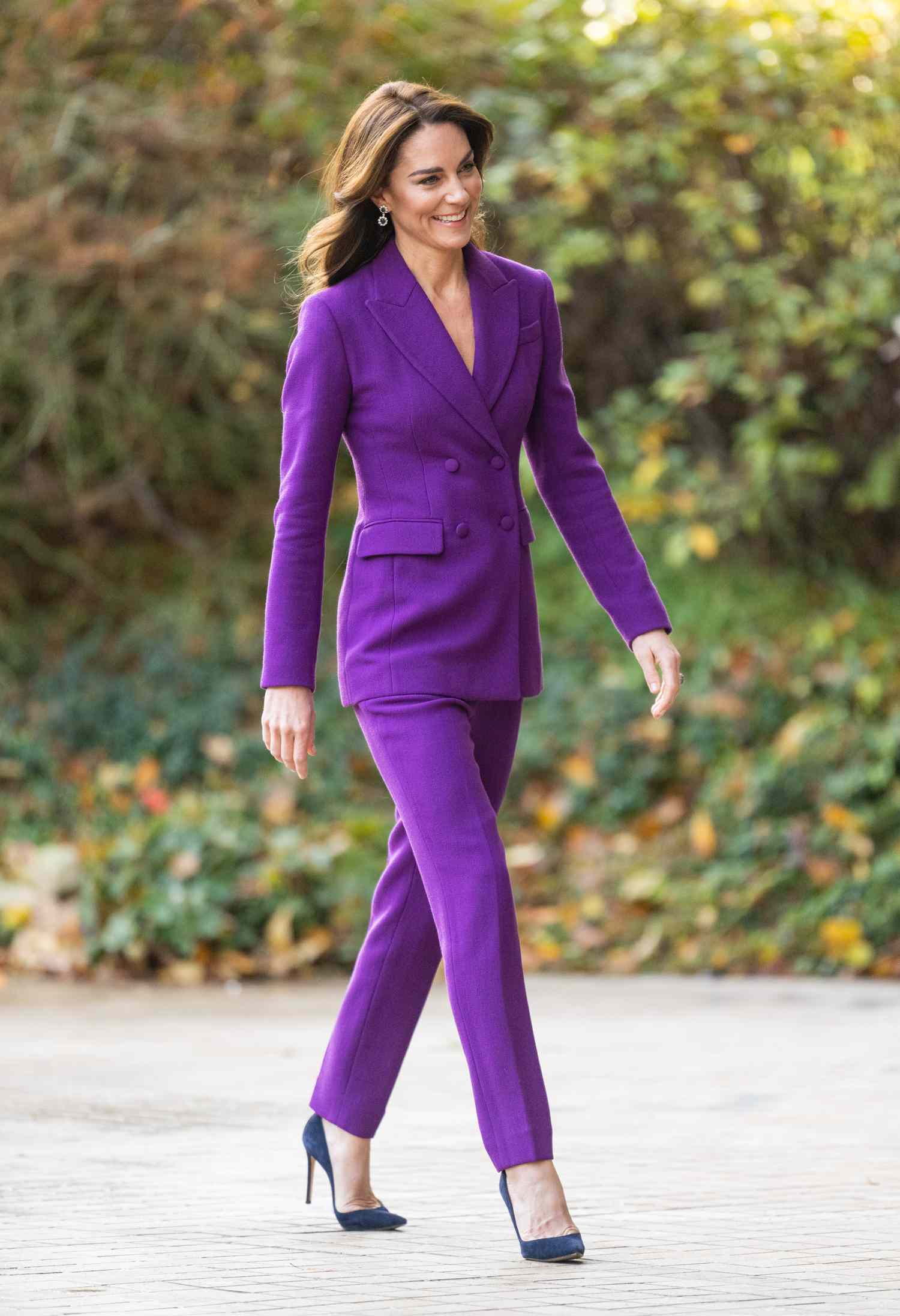 Vương phi Kate Middleton chính là sách mẫu diện trang phục màu sắc sang trọng, tinh tế - Ảnh 4.