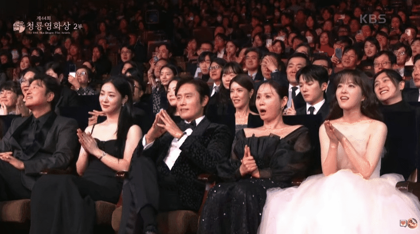 Song Joong Ki biểu cảm khó hiểu, D.O - Krystal xịt keo khi xem Chủ tịch JYP biểu diễn - Ảnh 5.