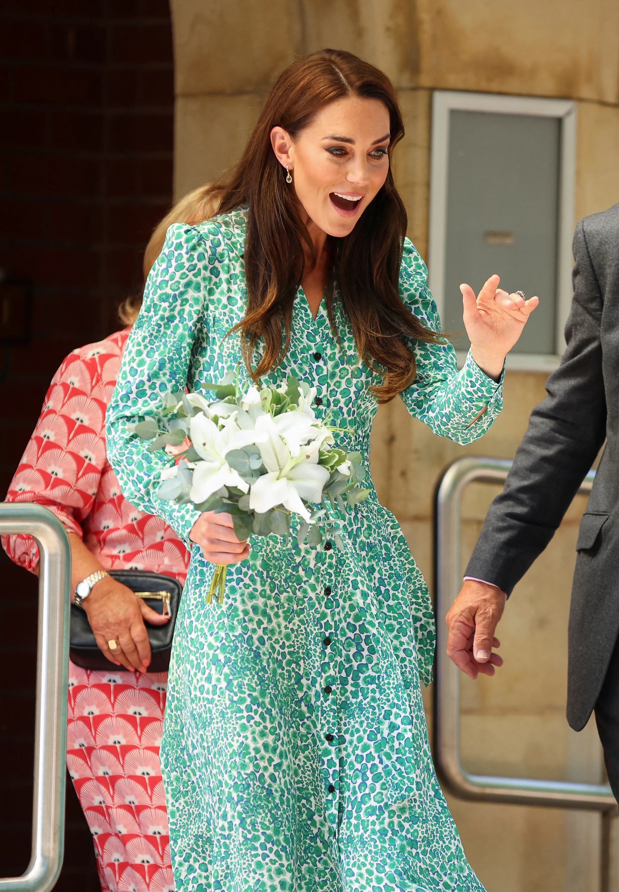 Vương phi Kate Middleton chính là sách mẫu diện trang phục màu sắc sang trọng, tinh tế - Ảnh 2.