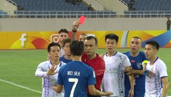 Đ&aacute; v&agrave;o mặt Xu&acirc;n Mạnh, cầu thủ Trung Quốc nhận &aacute;n phạt nặng - Ảnh 1.