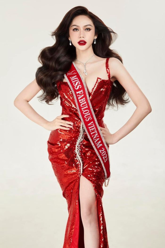 Lương Mỹ Kỳ lên đường chinh chiến Miss Fabulous International 2023: Mang hơn 100kg hành lý, 20 người trong ekip - Ảnh 8.