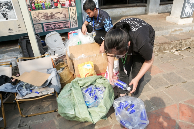 Giới trẻ Hà Nội mang vỏ chai, hộp sữa đến Văn Miếu để đổi lấy những chậu cây xinh xắn - Ảnh 3.