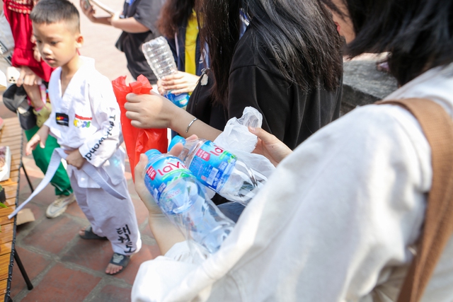 Giới trẻ Hà Nội mang vỏ chai, hộp sữa đến Văn Miếu để đổi lấy những chậu cây xinh xắn - Ảnh 2.