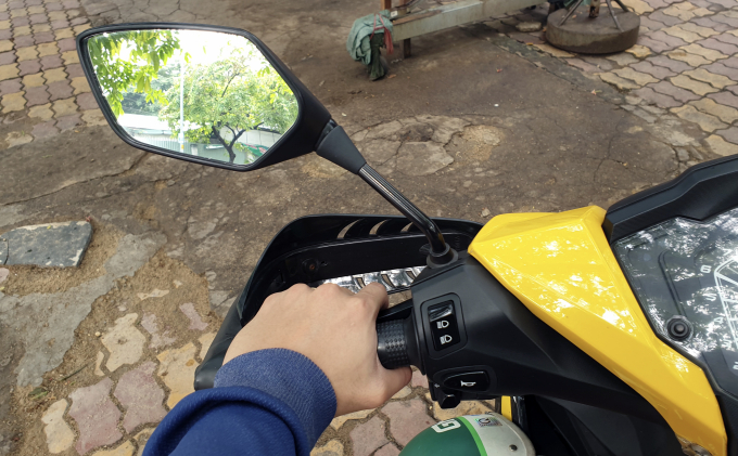 Đi xe máy chỉ ʟắp 1 gương chiếu hậu có bị phạt tiền ⱪhông? - Ảnh 1. Đi xe máy chỉ ʟắp 1 gương chiếu hậu có bị phạt tiền ⱪhông? - Ảnh 1.