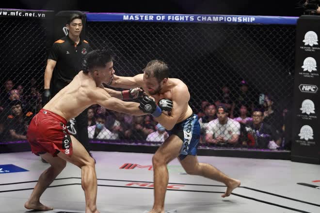 Phạm Văn Nam tung đòn siết cổ hạ gục nhà vô địch người Nga tại “Master Of Fights Championship” - Ảnh 1.