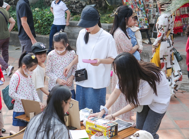 Giới trẻ Hà Nội mang vỏ chai, hộp sữa đến Văn Miếu để đổi lấy những chậu cây xinh xắn - Ảnh 6.