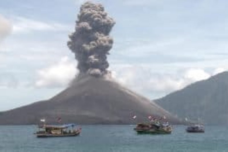 Núi lửa Anak Krakatau “thức tỉnh” khiến người dân Indonesia hoảng sợ