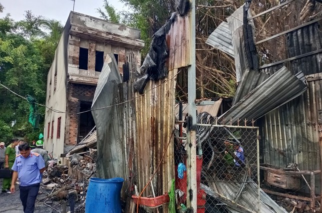 Cháy nhà trong đêm, hai cha con tử vong - Ảnh 1.
