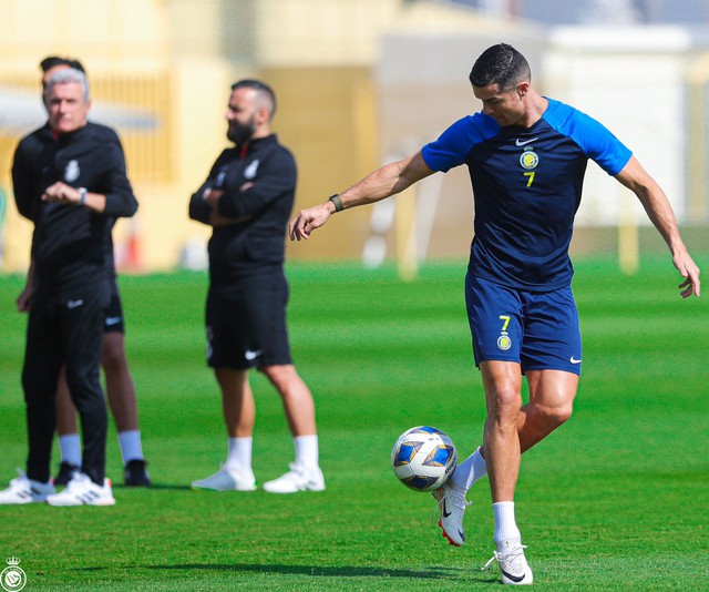 Video: Ronaldo đến sân tập đầu tiên, duy trì sự chăm chỉ đáng kinh ngạc ở tuổi 38 - Ảnh 2.