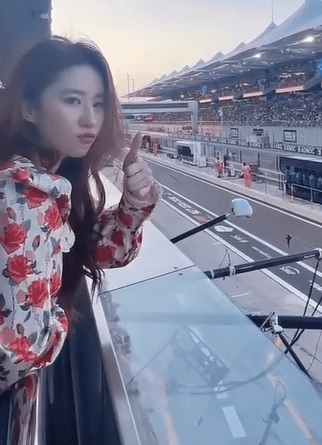 Lưu Diệc Phi khoe visual 10 điểm kh&ocirc;ng c&oacute; nhưng qua cam thường, biểu cảm hoảng hốt g&acirc;y ch&uacute; &yacute; tại giải đua xe F1 - Ảnh 8.