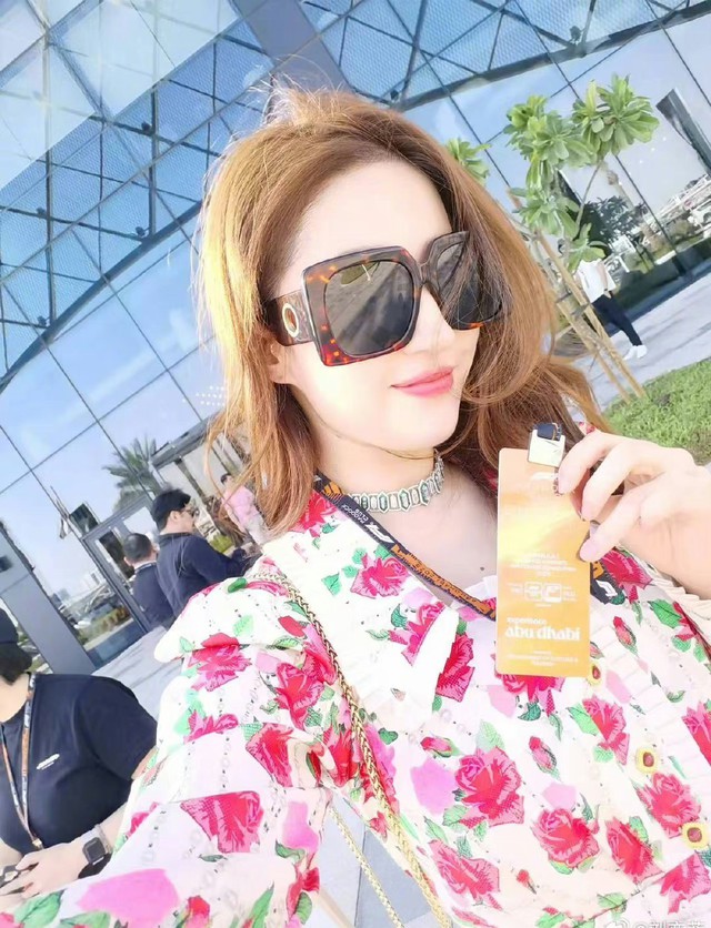 Lưu Diệc Phi khoe visual 10 điểm kh&ocirc;ng c&oacute; nhưng qua cam thường, biểu cảm hoảng hốt g&acirc;y ch&uacute; &yacute; tại giải đua xe F1 - Ảnh 5.