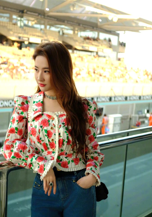 Lưu Diệc Phi khoe visual 10 điểm kh&ocirc;ng c&oacute; nhưng qua cam thường, biểu cảm hoảng hốt g&acirc;y ch&uacute; &yacute; tại giải đua xe F1 - Ảnh 4.