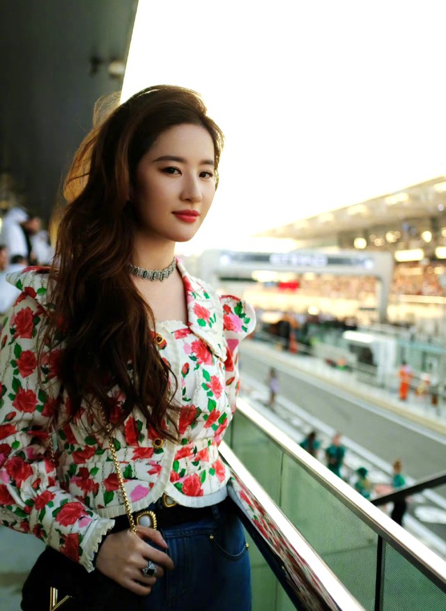 Lưu Diệc Phi khoe visual 10 điểm kh&ocirc;ng c&oacute; nhưng qua cam thường, biểu cảm hoảng hốt g&acirc;y ch&uacute; &yacute; tại giải đua xe F1 - Ảnh 3.