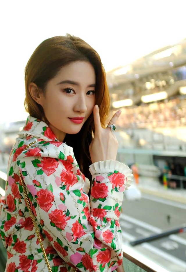 Lưu Diệc Phi khoe visual 10 điểm kh&ocirc;ng c&oacute; nhưng qua cam thường, biểu cảm hoảng hốt g&acirc;y ch&uacute; &yacute; tại giải đua xe F1 - Ảnh 2.
