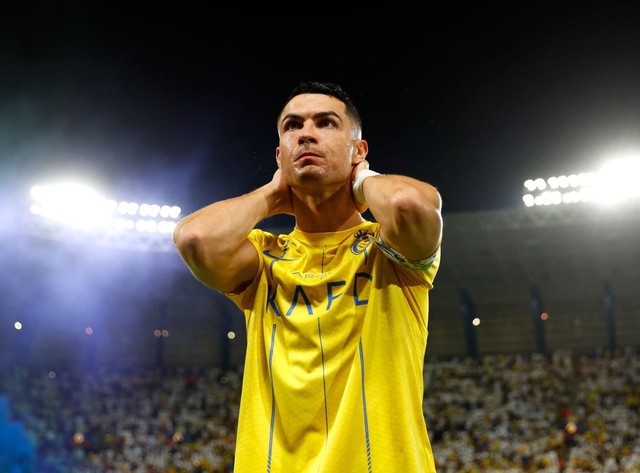 Ronaldo gây sốt với hành động đẹp sau khi đội nhà được hưởng phạt đền - Ảnh 5.