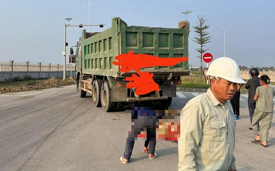 Cháu tử vong, ông bị thương trên đường đi học về - Ảnh 1.