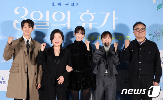 Kim Woo Bin công khai đến ủng hộ Shin Min Ah, chiếm spotlight của Lee Jong Suk và dàn sao khủng tại công chiếu VIP - Ảnh 19.