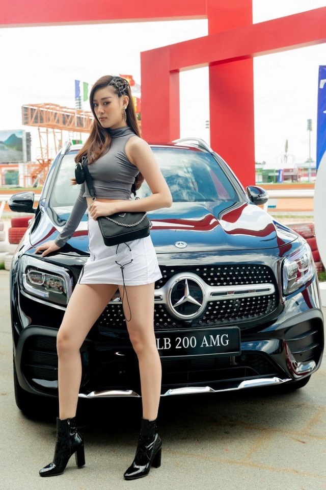 Hoa hậu Kh&aacute;nh V&acirc;n chơi lớn, chi tiền tậu xế hộp mới gi&aacute; trị h&agrave;ng tỷ đồng - Ảnh 9.