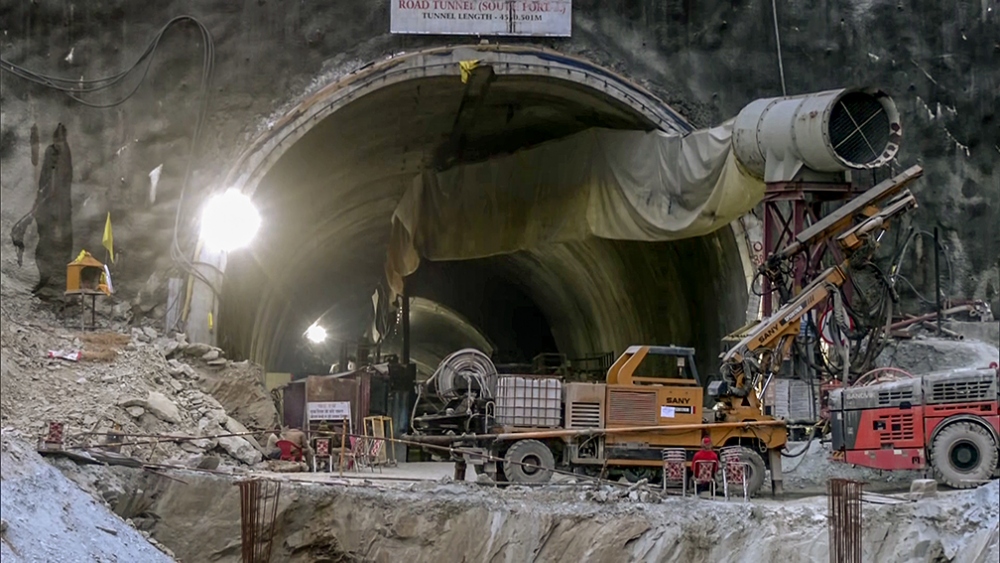 Ấn Độ chuyển sang khoan thủ công để cứu 41 công nhân khỏi vụ sập đường hầm