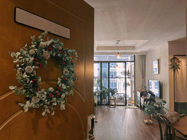 Jun Phạm rục rịch trang trí Giáng Sinh cho căn hộ 75m2: Không gian cực ấm cúng, chủ nhân tự nhận đẹp hơn quán cafe - Ảnh 2.
