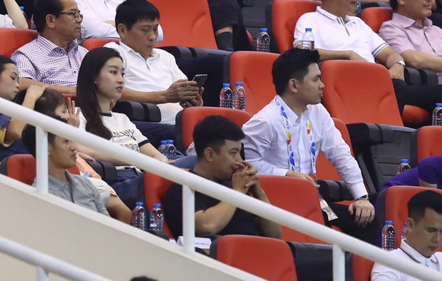 Chủ tịch CLB Hà Nội hé lộ hình ảnh Hoa hậu Đỗ Mỹ Linh mặt mộc, 3h sáng vẫn hỗ trợ bố chồng công việc - Ảnh 2.