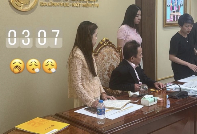 Chủ tịch CLB Hà Nội hé lộ hình ảnh Hoa hậu Đỗ Mỹ Linh mặt mộc, 3h sáng vẫn hỗ trợ bố chồng công việc - Ảnh 1.