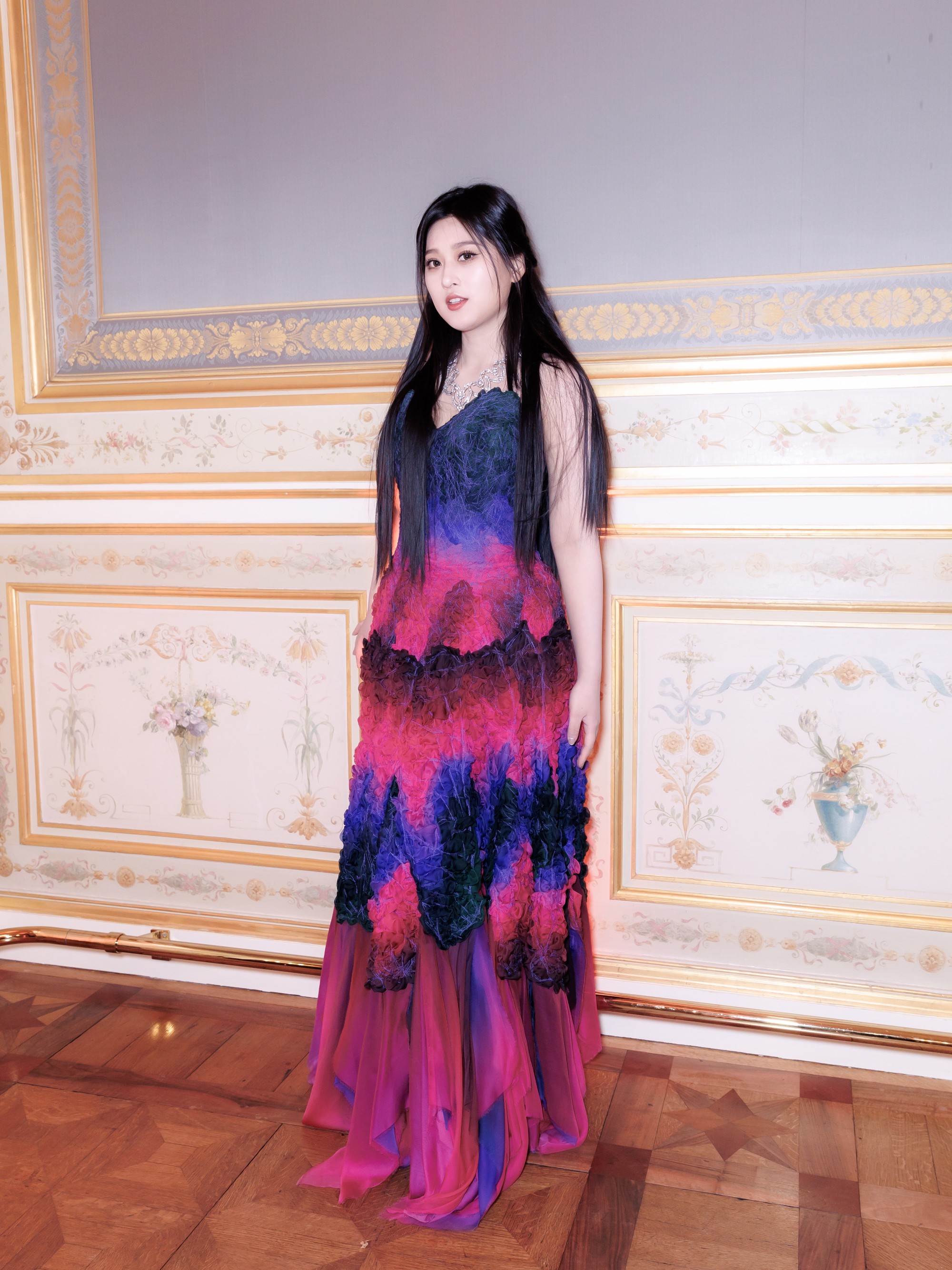 Thiên kim xứ Trung tại Le Bal 2023 'gây sốt' MXH: Diện toàn đồ Haute Couture, nhìn sang gia thế mới thực sự choáng