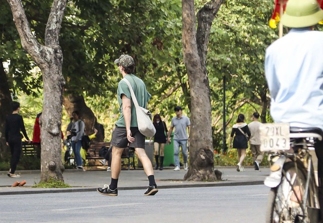 Đã vào mùa Đông nhưng Hà Nội lạ lắm: Nhiều người dân thủ đô vẫn quần cộc, áo ngắn tay đi ra đường - Ảnh 8.