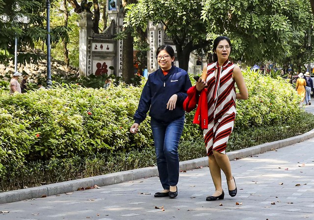 Đã vào mùa Đông nhưng Hà Nội lạ lắm: Nhiều người dân thủ đô vẫn quần cộc, áo ngắn tay đi ra đường - Ảnh 7.