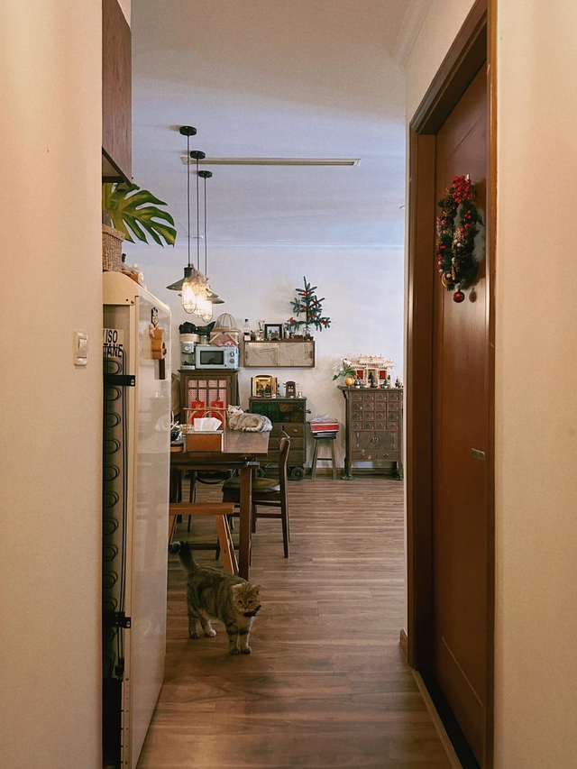 Jun Phạm rục rịch trang trí Giáng Sinh cho căn hộ 75m2: Không gian cực ấm cúng, chủ nhân tự nhận đẹp hơn quán cafe - Ảnh 6.