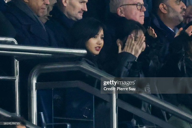 Lisa đi xem bóng đá với bạn trai CEO, nhan sắc đời thường bất bại trước hung thần Getty Images - Ảnh 7.