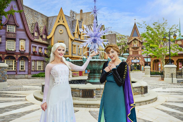Bên trong công viên đầu tiên trên thế giới lấy bối cảnh từ bộ phim hoạt hình Frozen - Ảnh 3.