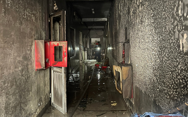 Giải thoát 4 người mắc kẹt trong đám cháy tại xưởng sản xuất thuốc thú y - Ảnh 1.